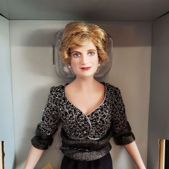 Diana Princess of Wales Porcelain Portrait Doll - Picture 3 of 11